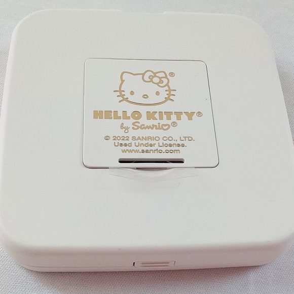 Hello Kitty Compact Mirror with Magnification. Brand New in a Box - Picture 3 of 4